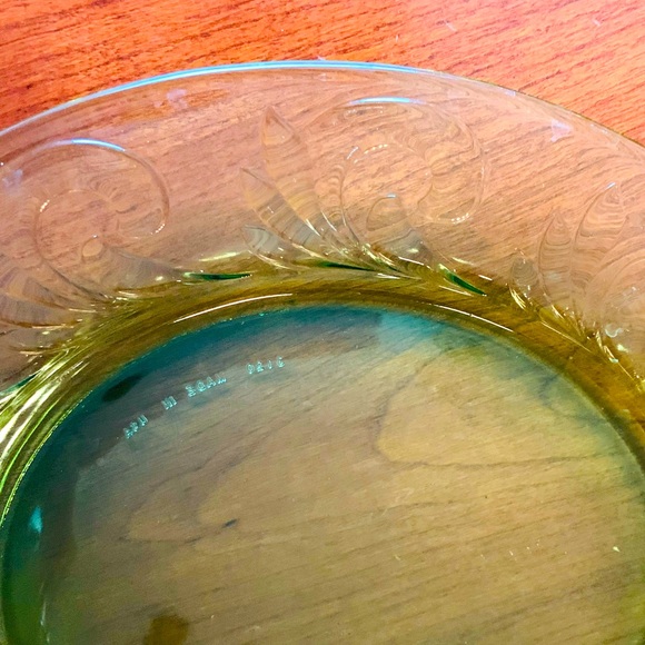 Gorgeous green color thick glass charger dinner plates set of four 30 cm / 12 in - Picture 4 of 5